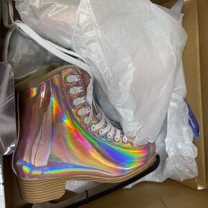 Ice skates brand new never even got it out of the box.